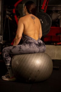 Anantaa_のWarming up but not just the muscles 😏の 3枚の写真