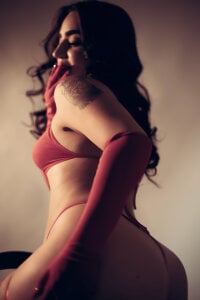 _Amanda_Fox_ Today temptation dresses in red 🌹 Pic 3