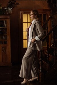 YourUniverser Businesslike, daring and sexy Pic 5