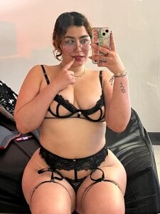 AdelaTaylor do u like how i look, honey? Pic 4