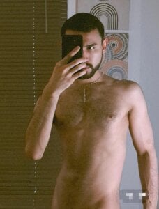 Axel_Moon_S In the mirror Pic 2