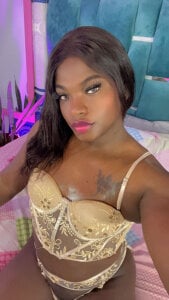 LuisaHottxx Golden Girl Pic