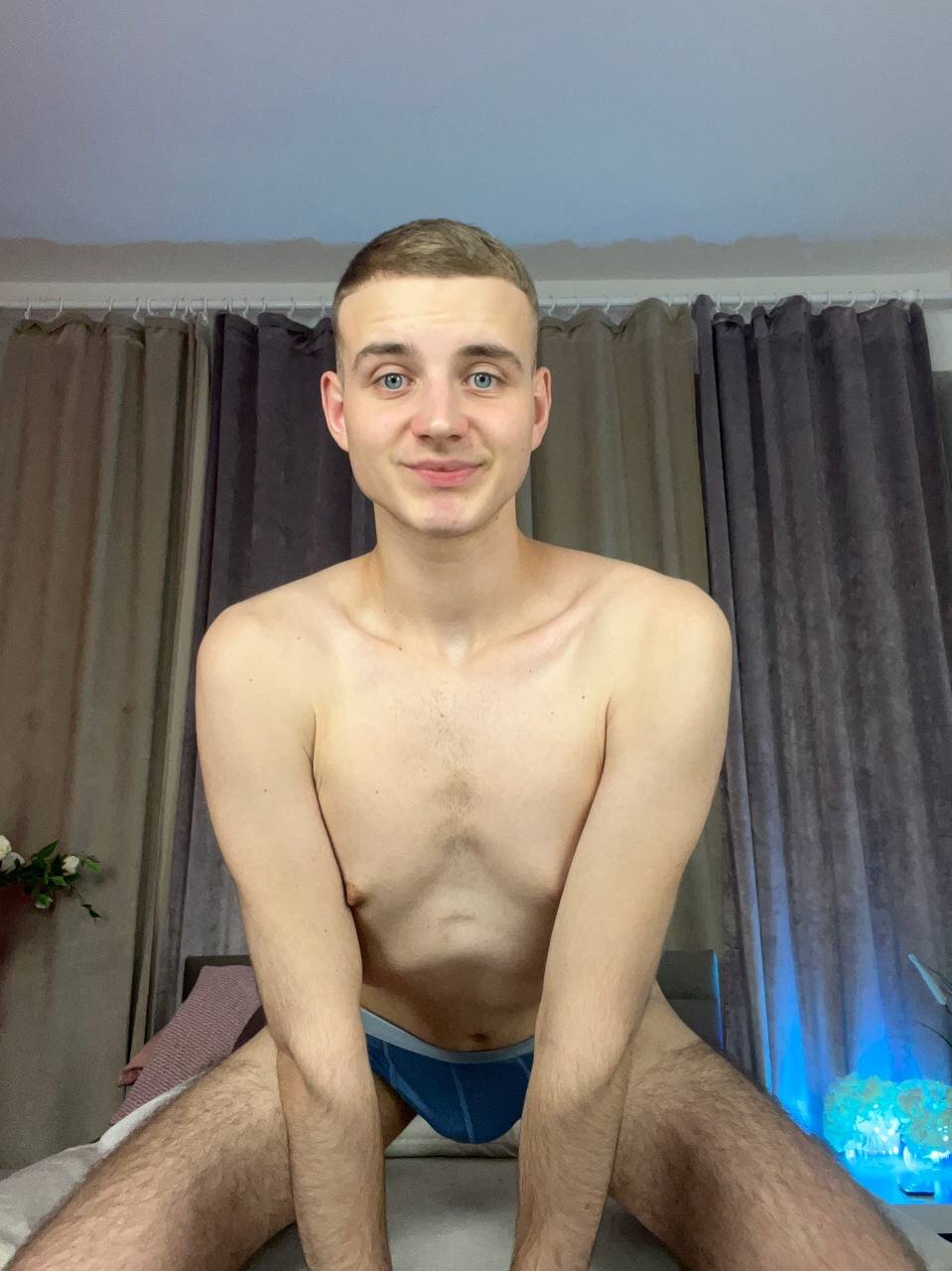 صور HereAlexColee الرائجة  4146