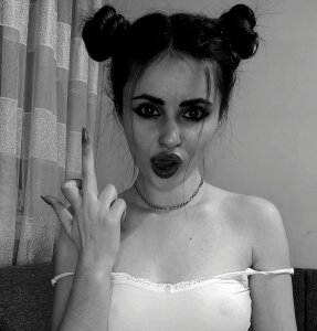 Hi de MrsKriss  2 Imagens