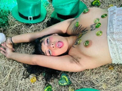 gabriela_cortez Feeling extra lucky today… come test your luck 🍀🔥 Foto 2