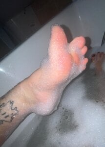 AbbyPearll worship my hot feet Pic 5