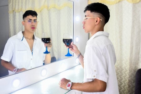 AlanNaughty loving wine 사진