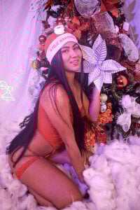 Iris_Thompson_ Merry Christmas 🤶🎄 Pic 5