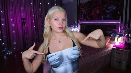 AliceJuly Just a photo of me fooling around 🤪 Foto 5