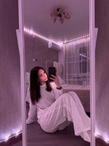 LornaBuffkin I'm sitting in pink Pic 2