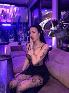 NikkiGoldSide Just a glance — and you're no longer thinking about work… Pic 3