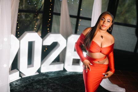 MARA_THOMPSONNのHappy new year!! 🥂💖の 4枚の写真