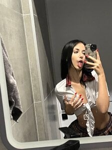 Mia_Tins Public Pic 4