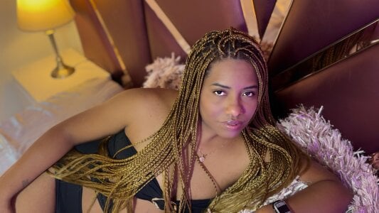 Curves That Command de IsabellaaLux_  5 Imagens