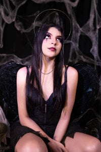 Aranzza_Ross 😈 Fallen, but still divine. Pic