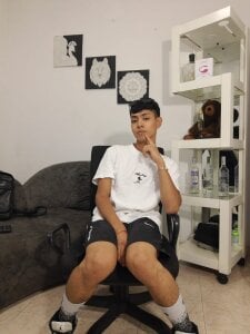 LoganTwink18 Public Bilde 2