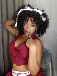 Serena_Fey Public Pic 6