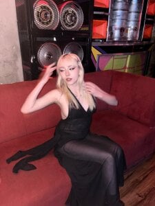 Cloe_five beautiful, blonde, skinny (˶>⩊<˶) . fénykép