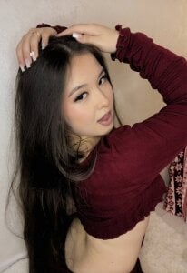 AlberthaEscue lady on red Pic 3