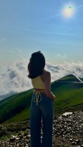 Priscillla_Cute grass peek Foto