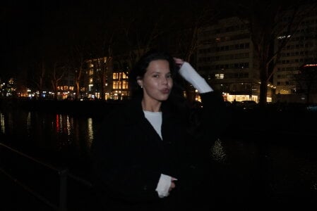 MaydaCornwallInternet kiss Bild