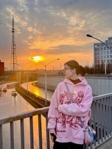 LeonaHinnesPublic Bild 2