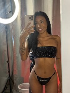 antonela-bellaIn the mirror🖤图片