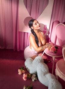 Kleverly_Manson1 Love is my favorite word🩷 Εικόνα