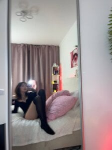 Eva_Sonic posing against mirror Pic