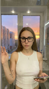 TraciBallena selfie  5টি ছবি