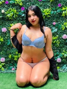 soffiasex68 Curves that don’t ask for attention… they command it. 🔥😈 圖片