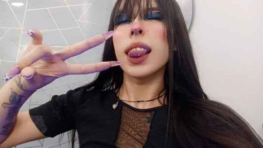 Cloeandtyfanny I don't promise to be good... but I am unforgettable Pic