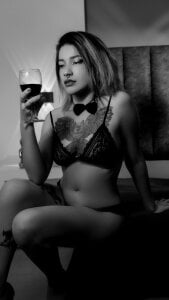 AuroraChannn Black & White, Wine & Temptation 🍷🖤🤍  2. fénykép
