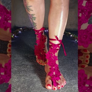 freyadevil333のRed Lace Ribbon Goddess Feet Oiled & Ready 🦶❤️‍🔥💦 Worship These Shiny Solesの 5枚の写真