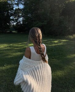 Ellie_Diamond_ Public Pic 4