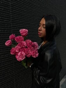 p_u_m_a_ Puma and her bouquets Pic 2