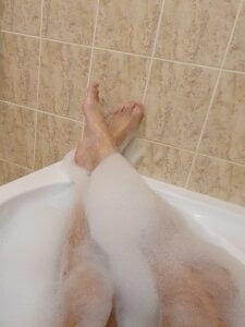 Chcitoodtebe Feet in the bathtub Pic 6