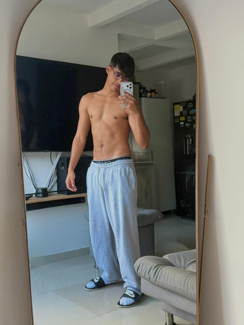 Jimmy_Leeh_ 님의 트렌드 중인 사진  2436개