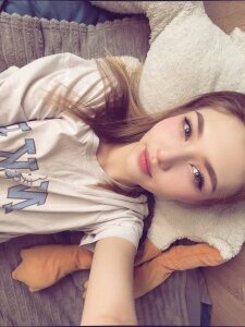 AveryBerkson I'm lying around at home Poză 3