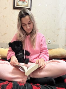 reading a sexy book de MaryBennetts  4 Imagens