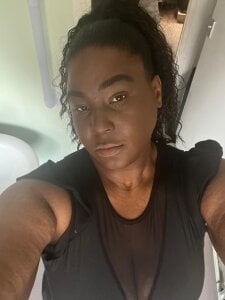 Curvy-Sashia Public Pic 9