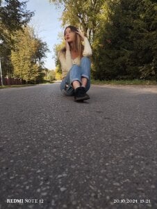 Olivia_Kis Public Pic 4