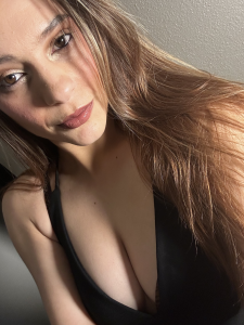 combatBabe eye contact 사진