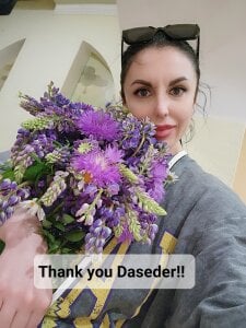 MilfNextDoor20 Don't forget the flowers for the princess! Pic 7