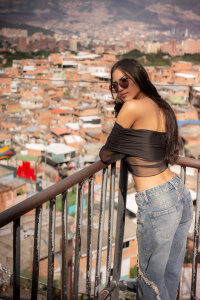 miyu_lu Between graffiti and neon lights... here I am 💚 Immagine  7