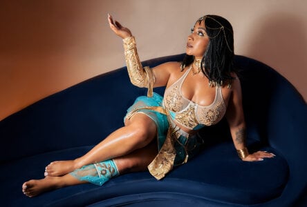 KateVenegas Curvy Cleopatra shining this Halloween! 👑 Pic 3