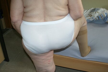 HeisseomaOriginal Mein fetter Arsch in Slips Pic 7