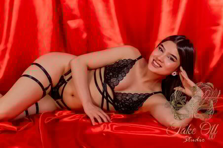 Natalie_loffredaのI love how the color red highlights my bodyの 4枚の写真