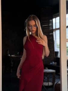 DebraSchneider Do you like giving girls flowers?✨ Pic