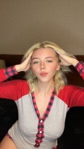 MonaNoire Public 3 Pic 2